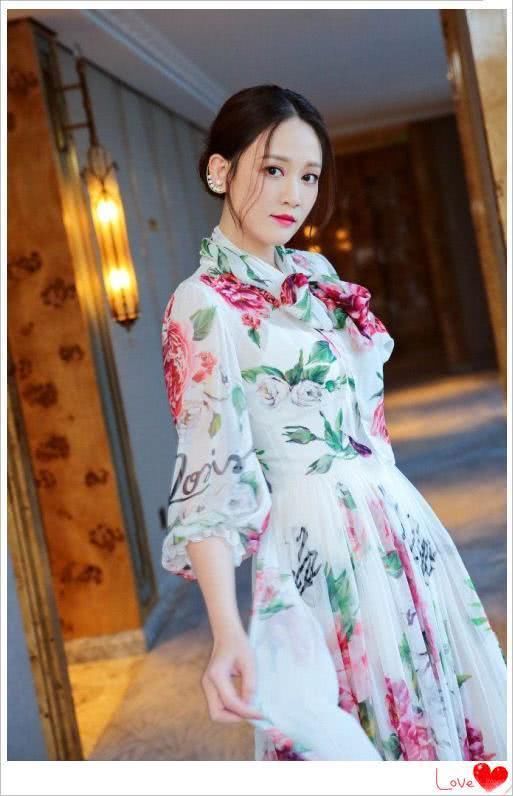 陈乔恩穿3.3万连衣裙撞衫热巴，网友：谁是真嫩谁是装嫩一目了然