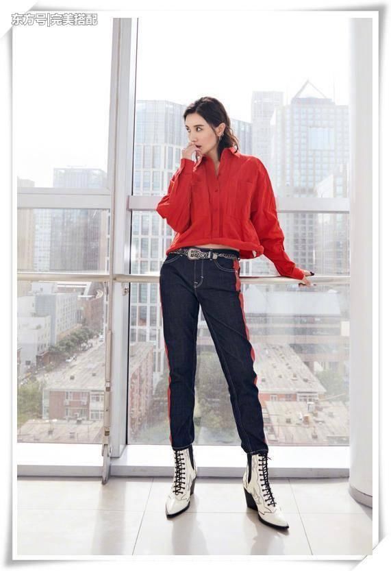 本以为穿西装的宋佳够保守了，可看到她的黑纱打底衫，我呆了！