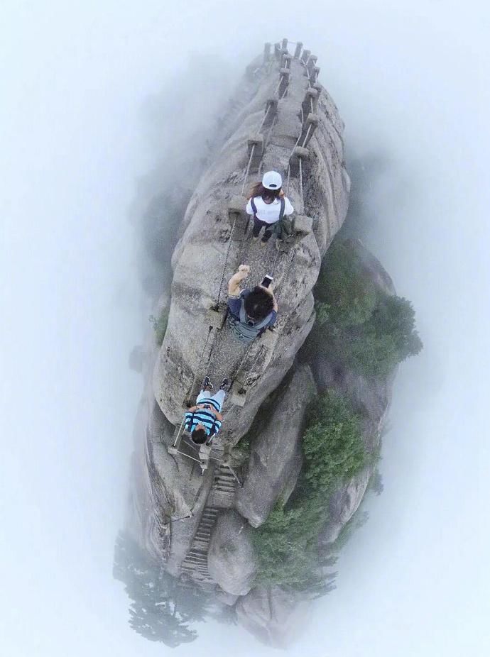打卡黄山地标景点!第一险峰天都峰!鲫鱼背上望而生畏!