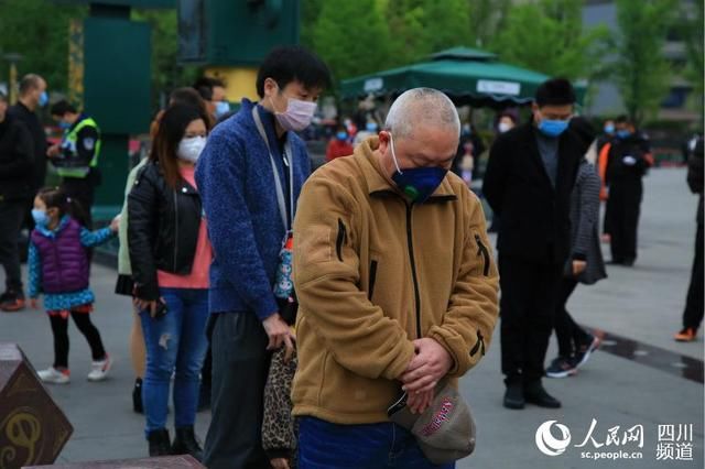 「成都」成都天府广场降半旗志哀