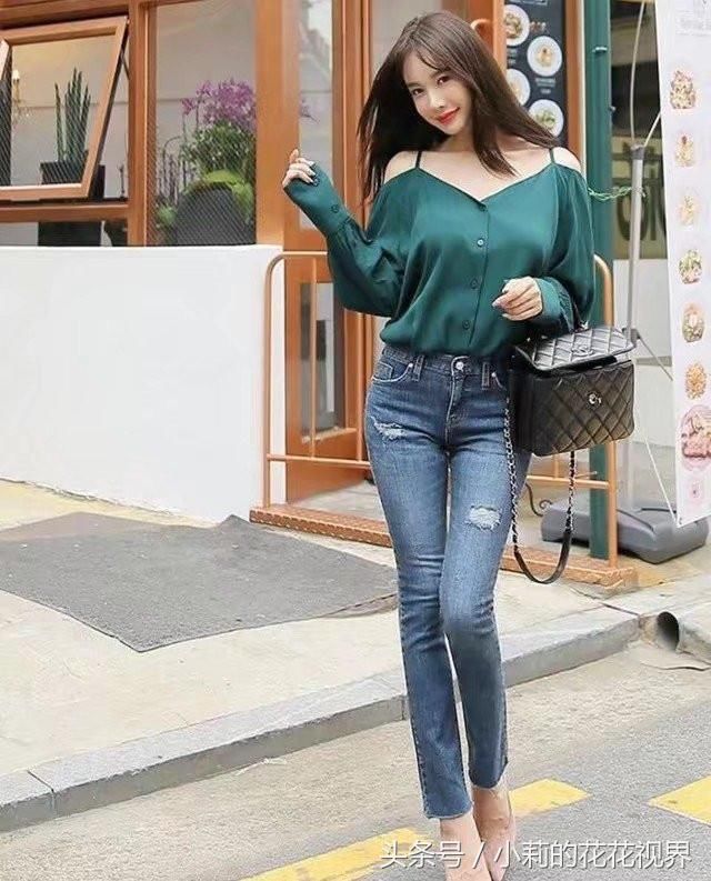 紧身牛仔裤，彰显落落大方的气场，女神般的时尚魅力