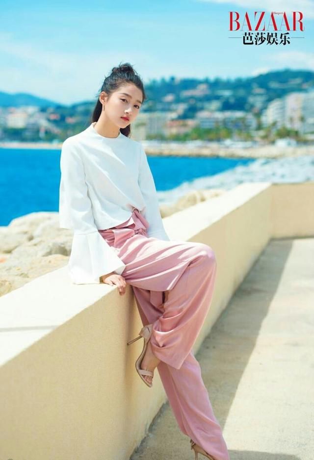 关晓彤戛纳拍海边大片，大长腿一览无余，高挑身材媲美超模