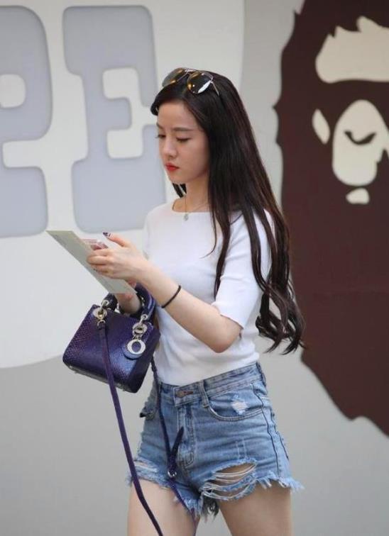  气质|街拍：身材高挑的美女，一条时尚靓丽短裙，尽显优雅的女神气质