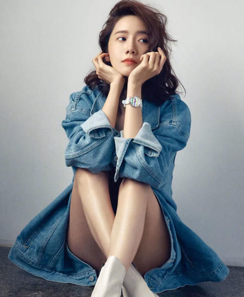 韩国林允儿,简单的牛仔外套,穿出了清新淑女素雅美!