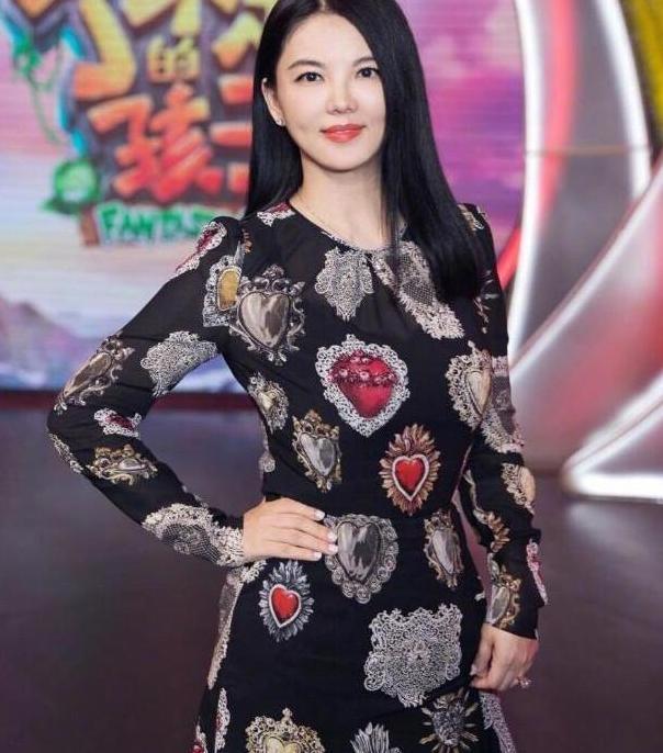 这次42岁的李湘真的瘦了 黑色碎花连衣裙尽显成熟女人优雅气质