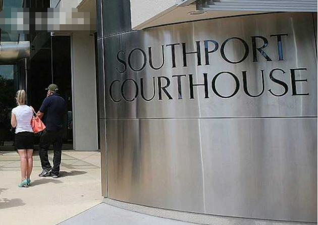 女儿鞋带没系好，发怒父亲狠狠咬她脸 出庭称“大脑冻住了”