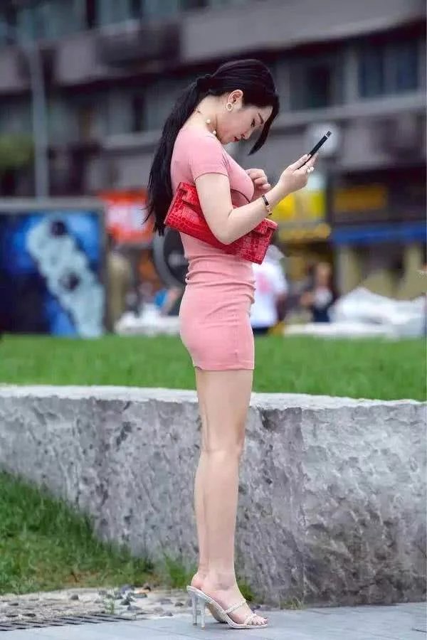 清纯女神粉色紧身包臀裙搭配高跟鞋,秀出凹凸有致的好身材