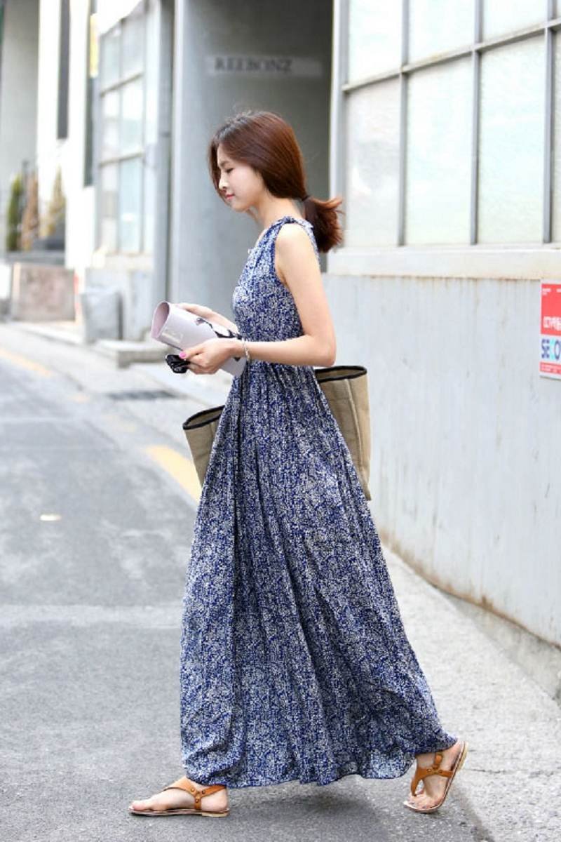 现在的女人去海边不兴穿比基尼，最流行穿这靓眼的“度假裙”呢