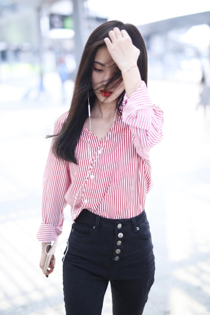 76斤的鞠婧祎穿紧身装，一双美腿像筷子，网友：瘦出名了！