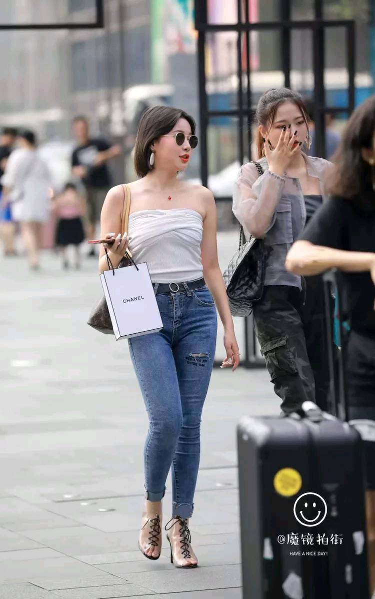 ?路人街拍,身材微胖的小姐姐穿紧身衣搭配牛仔裤,女人味十足!
