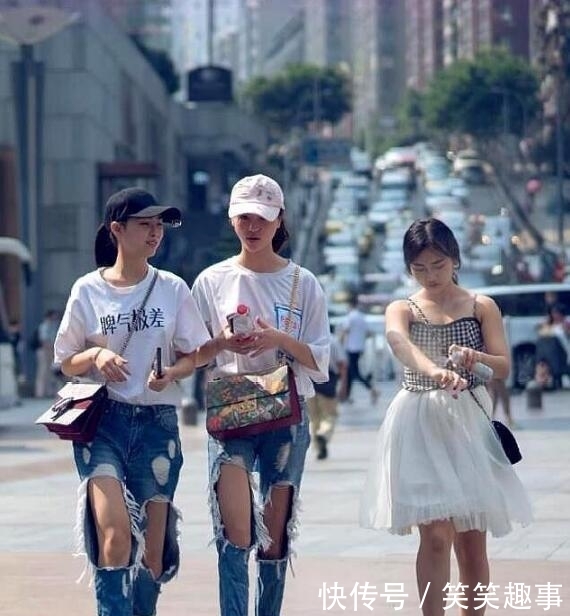  『身材』街拍，紧致身材的小姐姐，展现高挑身段，身材高挑