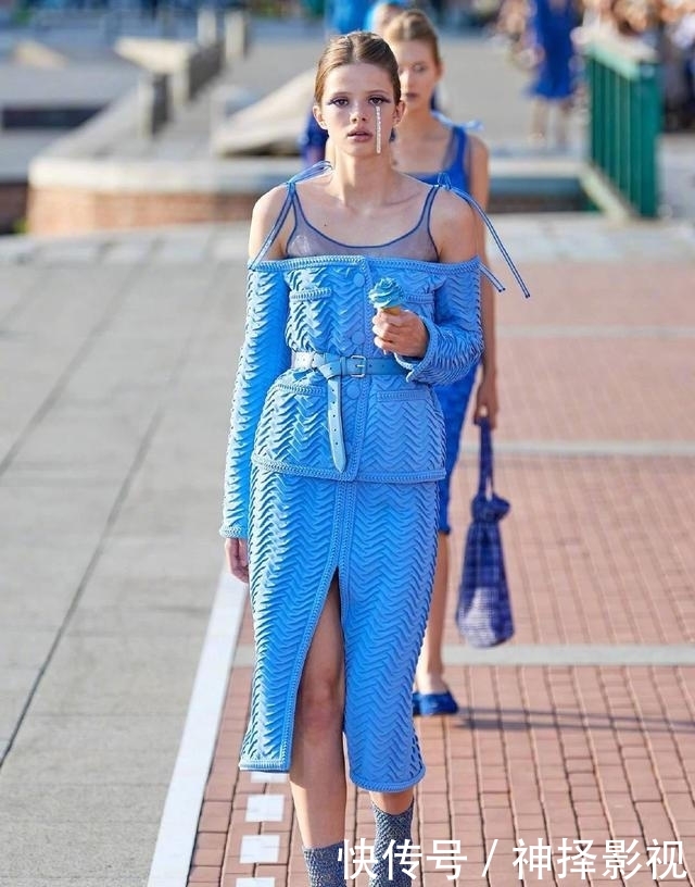  『冰淇淋』今年裙装就该选冰淇淋黄色，女孩就应该穿“淡黄的长裙”，不是吗