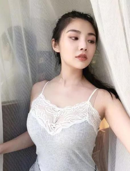 徐冬冬身穿黑色紧身吊带衫,化身美少女,网友:真敢穿!