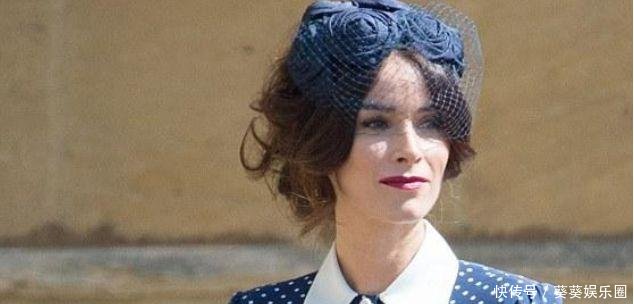 穿着蓝色白点连衣裙的伊万卡优雅亮相，这件复古裙子还这么受欢迎