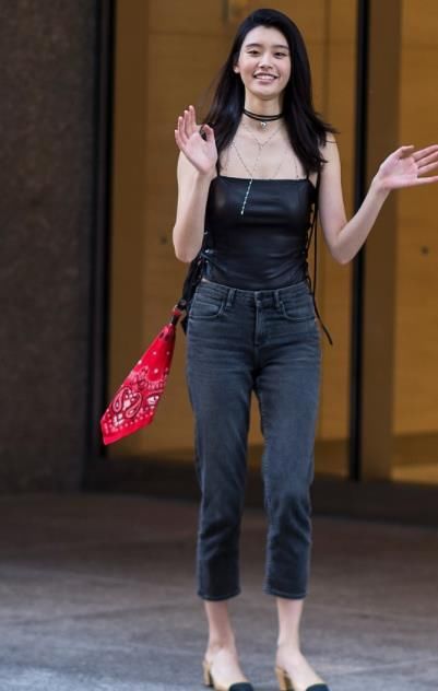 奚梦瑶太喜欢穿“吊带”，搭配冬天长筒靴，再看最后一张，素颜美