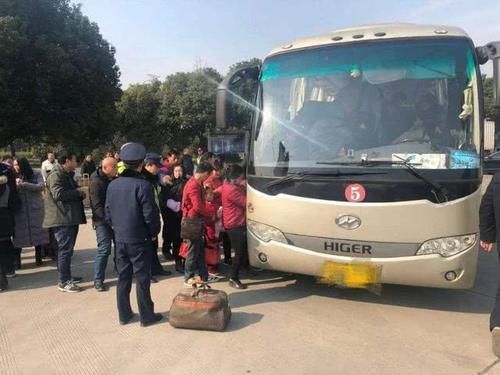  [时间]春运返乡“怪象”：为何旅客宁愿坐大巴，也不愿意坐高铁