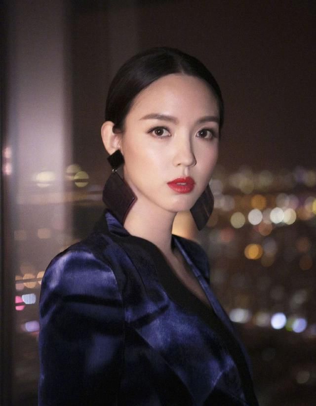  「宝宝」世界小姐张梓琳晒闺女最新照片，胖妹发量令人震惊，与宝宝阶段比照独特