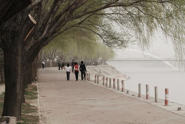  【我国】该地区原为郾城县一小镇，1986年升地级市，我国首个“