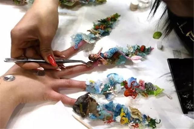  #美甲#将蚊子封印在美甲里！这种操作太独特，有点不敢伸手的样子