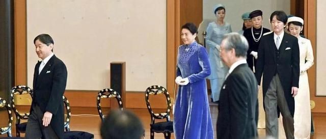  [和纪子妃]天皇一家亮相，雅子皇后穿和服显古韵美，独女水桶腰眯缝眼太路人