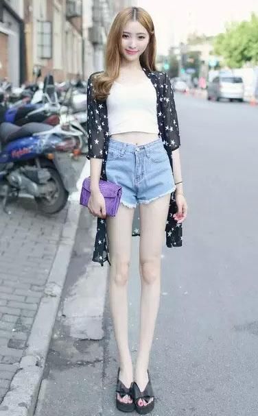 街拍:时尚超短牛仔裤包裹有致，凸显S曲线美，又不失性感