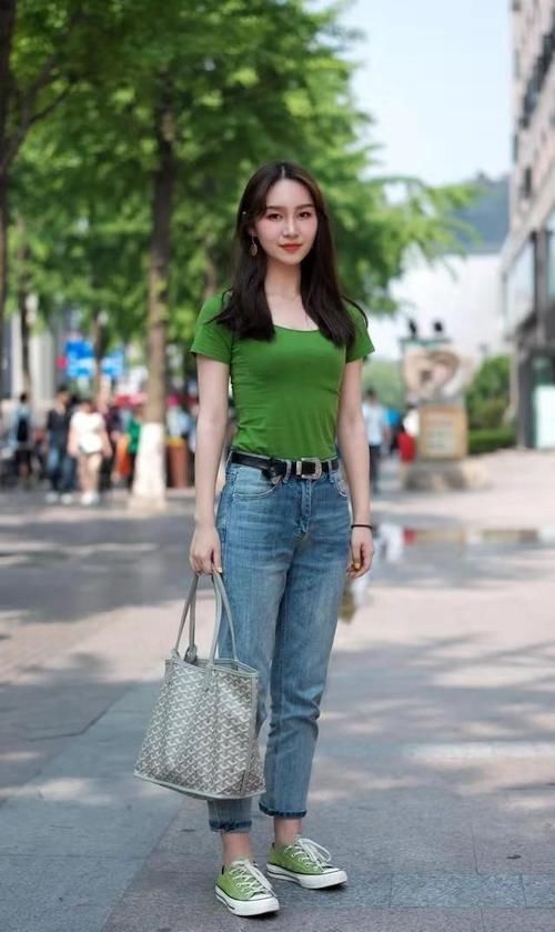  『女人』路人街拍，小姐姐搭配一件时尚的线衣，很好的秀出了小女人的温柔