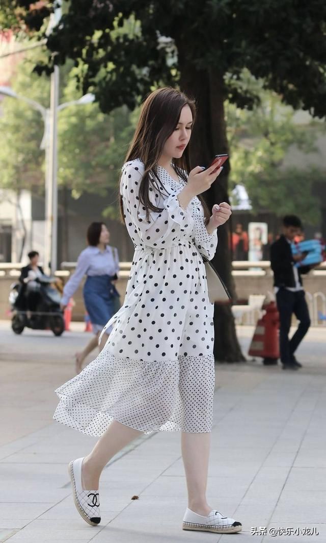  【展现】美女穿波点连衣裙搭配白色休闲皮鞋，身材微胖展现迷人的轻熟气息