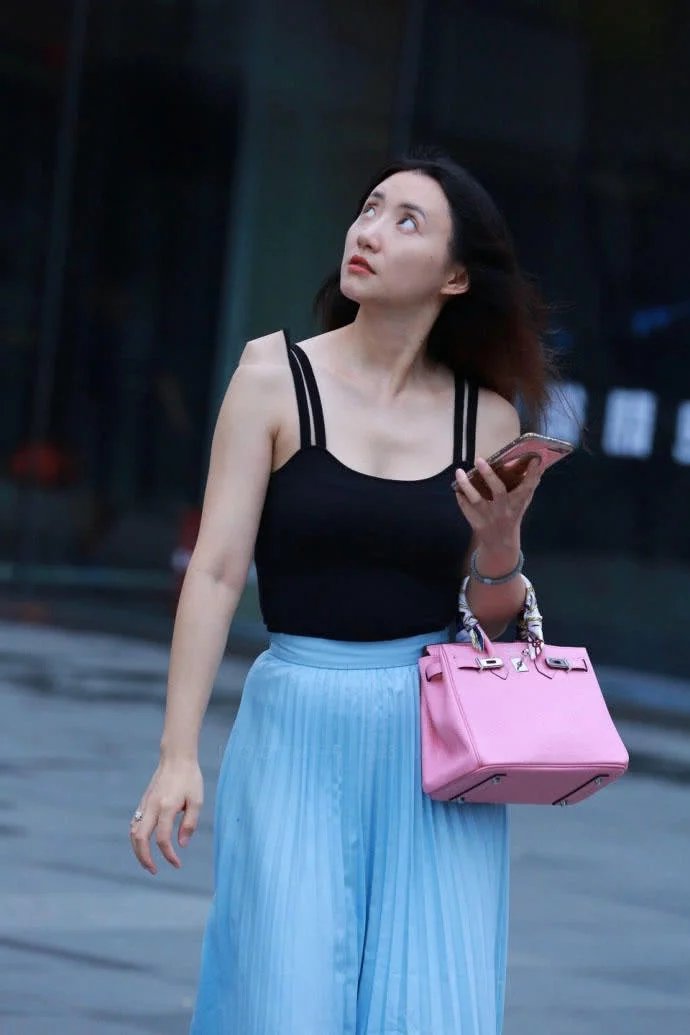 气质小姐姐双肩吊带显露白皙上围，飘飘长裙有种仙子临凡的感觉