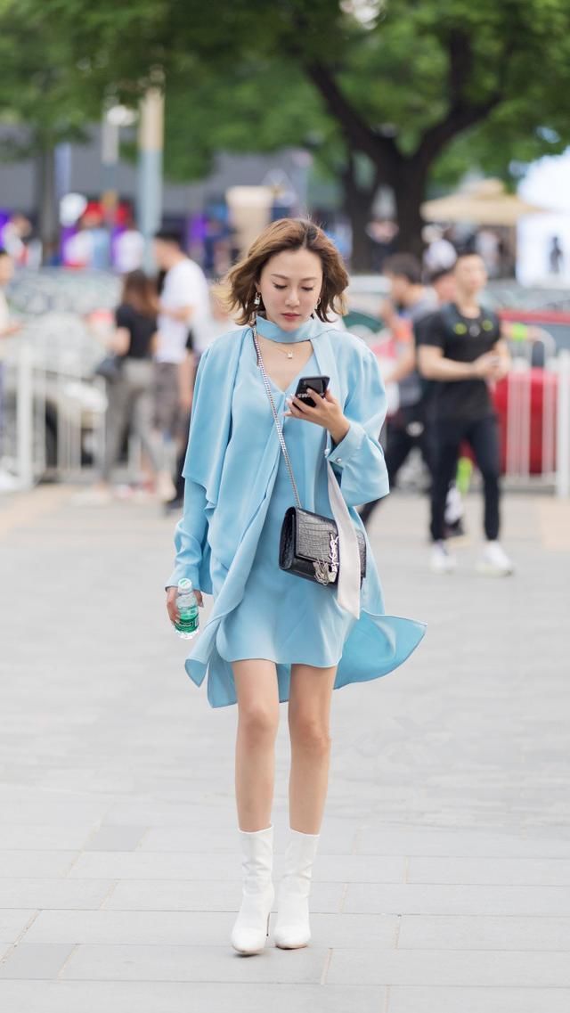 街拍美女平凡气息，这连衣裙衬托的好高贵