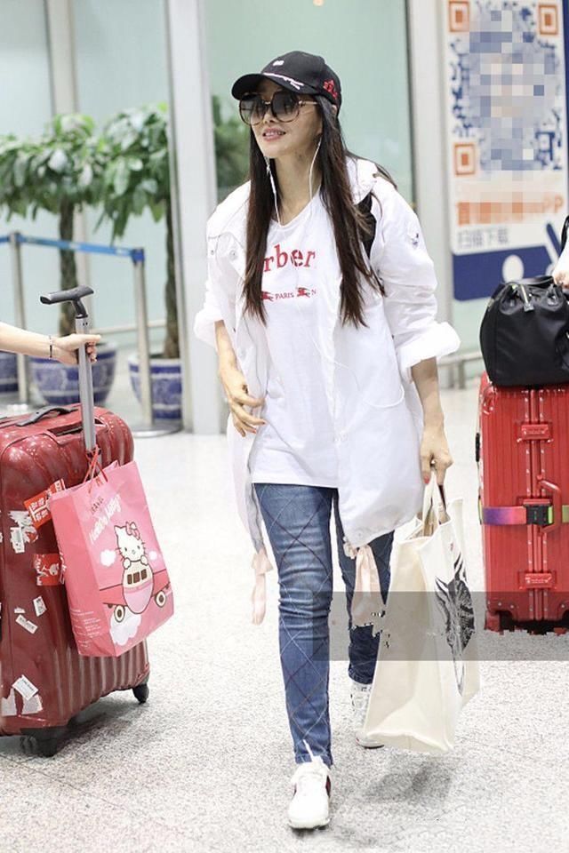 49岁伊能静穿T恤搭牛仔裤，真的很减龄，可依旧扛不住岁月啊!