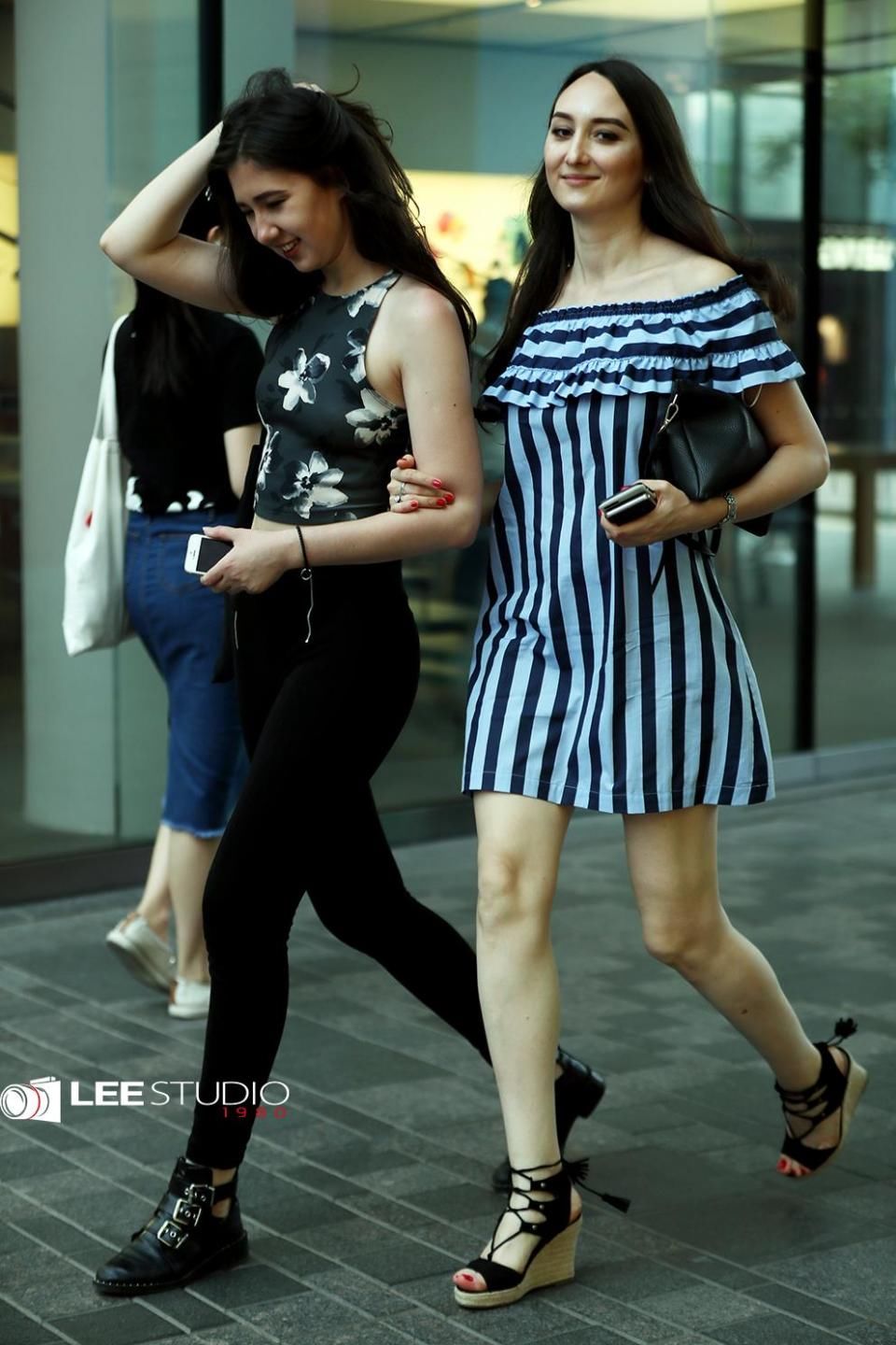 三里屯偶遇两位美女，看看她们逛街都穿的啥