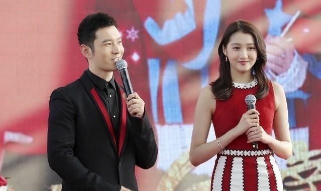 『终于穿对』关晓彤同台黄晓明,穿红裙光彩照人,网友:终于知道黄晓明身高