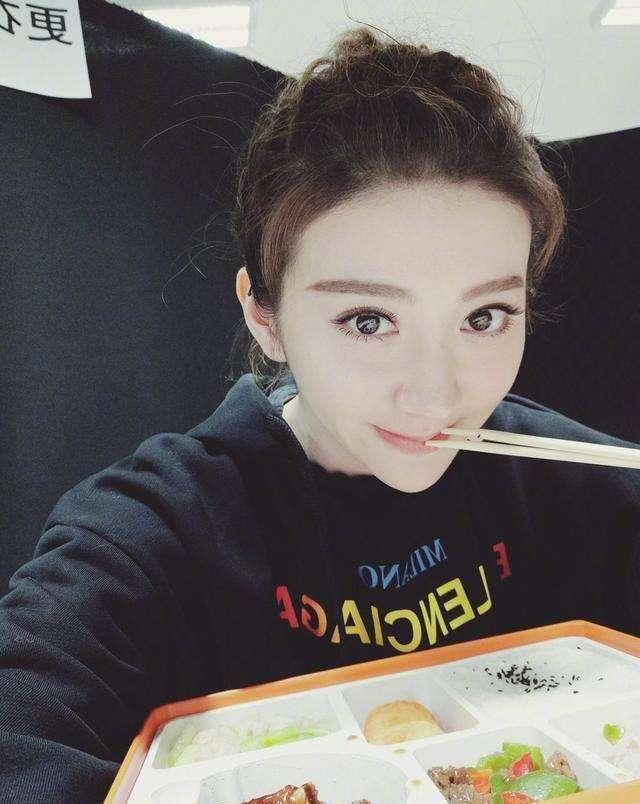 景甜摆拍假吃被网友当场戳穿，女明星的瘦身秘笈居然是这样