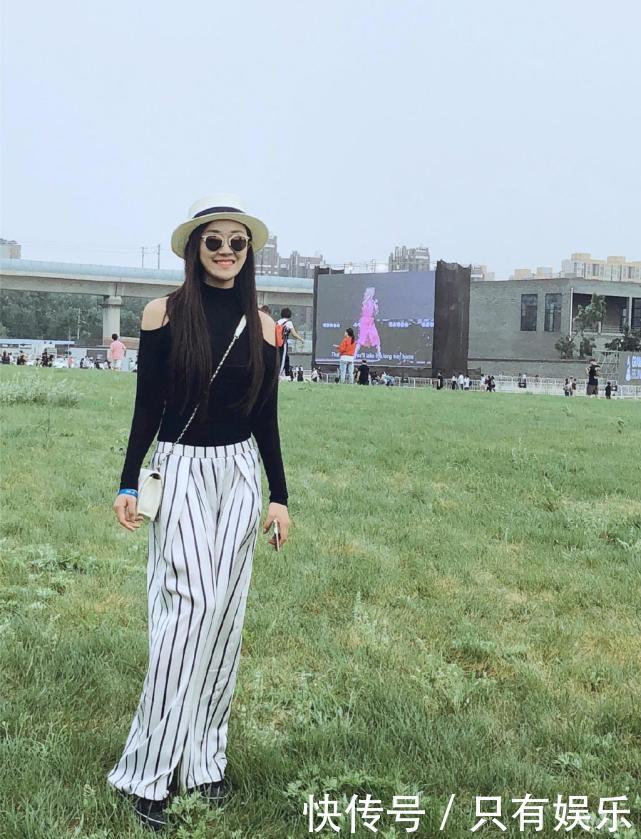 菅纫姿双马尾俏皮可爱，长外套内搭挂脖泳衣，大长腿吸睛