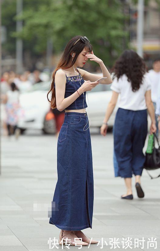 路人街拍,小姐姐身穿一件黄色紧身短袖,真是有点小性感!