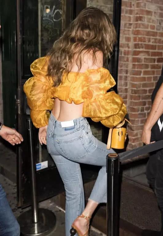 真不愧是超模！吉吉·哈迪德踩着一根“糖葫芦”还能走得那么稳