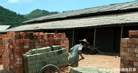  「盖房」农村盖房禁止再用红砖, 价格在上涨, 为啥农民借钱也要