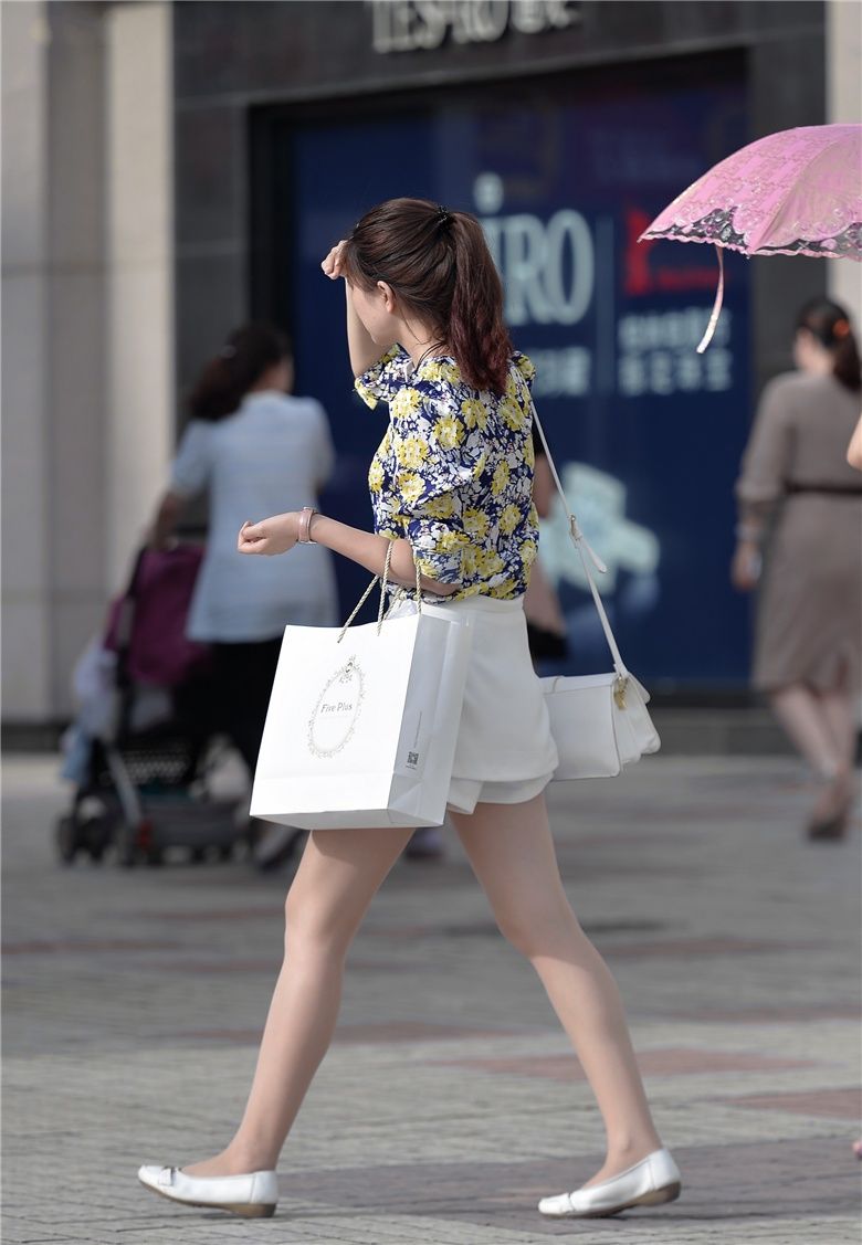 街拍联盟：肉丝平底鞋展现美女修长美腿，身姿动人