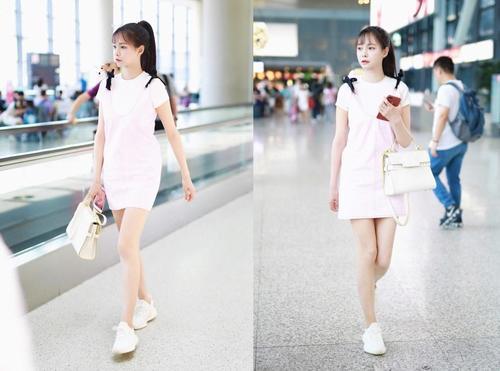 沈梦辰这背带裙穿的又短又紧，一走路就尴尬，网友：白给我都不要