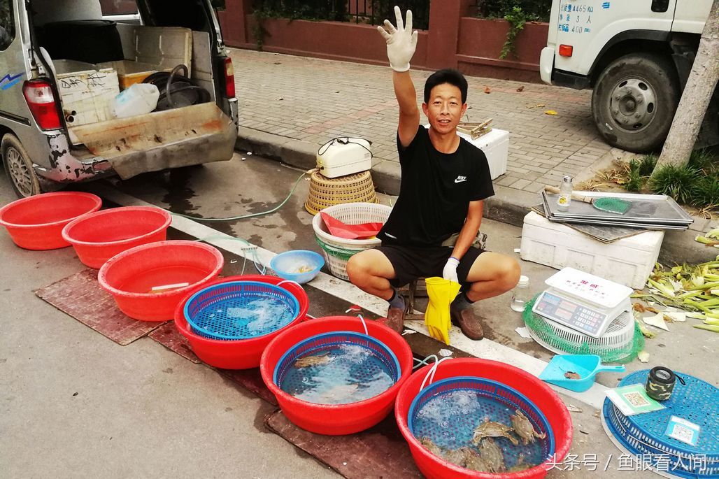 菜市场梭子蟹供销两旺 普通蟹25块钱一斤 摊贩下午3点坚守到7时