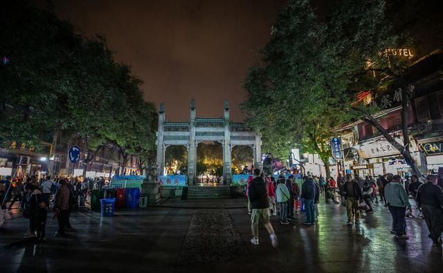 游客心中最坑的回民街：日均游客常超10万，街道却依旧一干二净