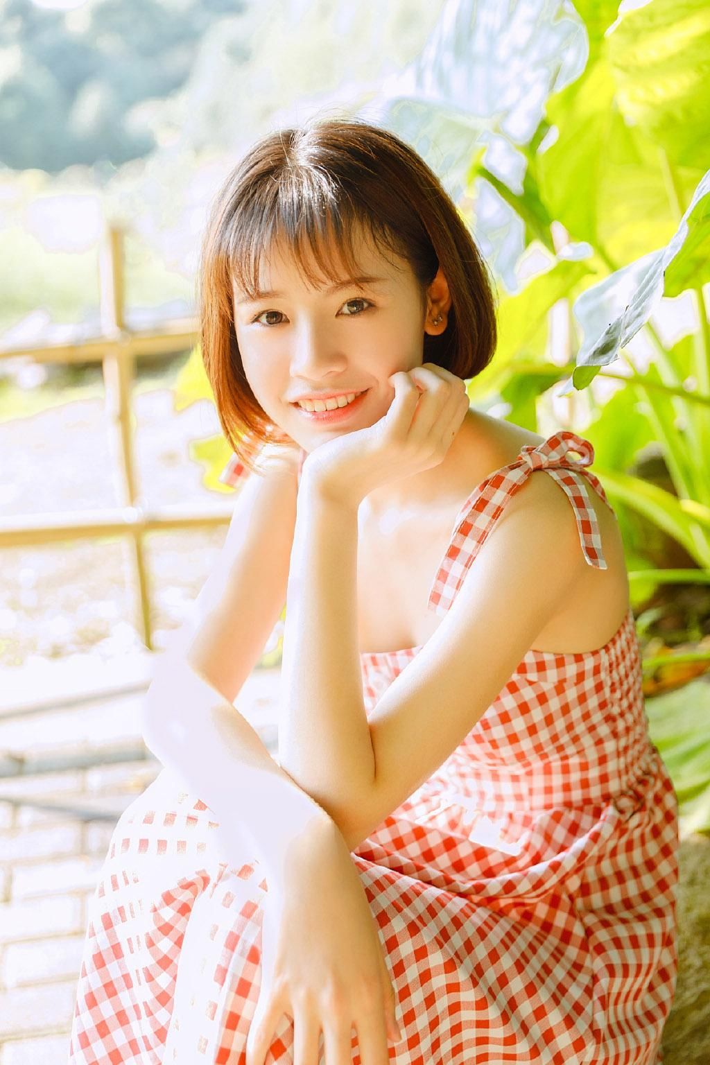 低胸吊带丰满美女性感清新写真