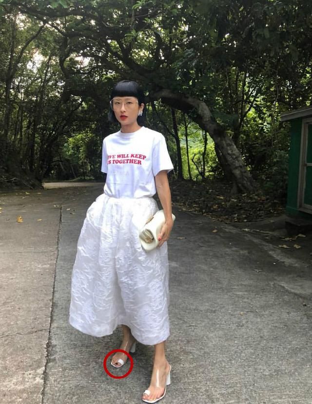 44岁徐濠萦穿8cm高跟鞋，只靠大脚趾“勾”着，这裤子是要起飞？