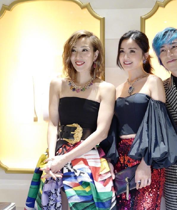 蔡卓妍字母T恤+吊带裙,回归青春美少女,网友:这次没得罪造型师