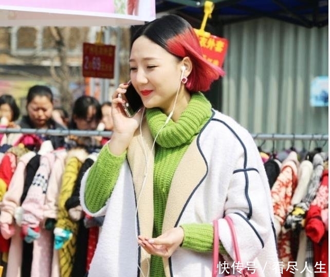 凹凸■灰色紧身T搭配白色裤子,小姐姐的身材凹凸有致,街拍:大墨镜