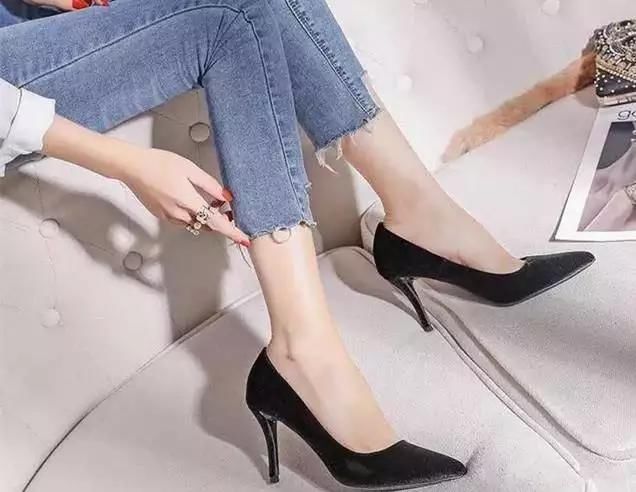 穿上尖头高跟鞋立马展现出气场和优雅