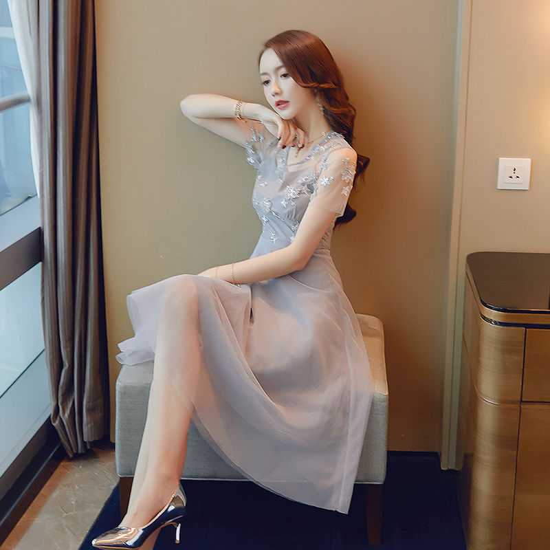 经济允许的四五十岁女人，穿穿显嫩仙女裙啊!美得太不像话了