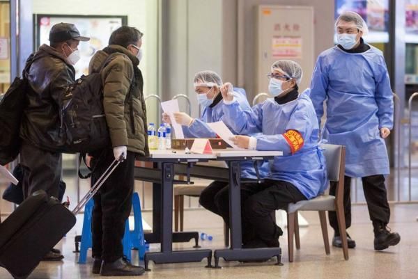  全民■全民战疫｜坐火车来上海，旅客自制防护服抵挡新冠肺炎病