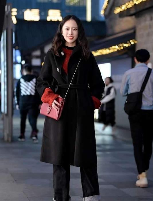 【美女】街拍:沉鱼落雁的美女,一件碎花吊带的连衣裙,时尚优雅大方美丽