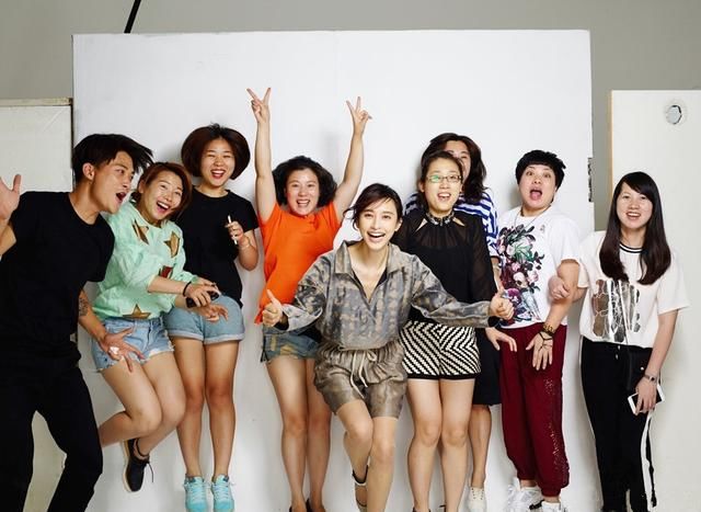 今年流行的polo衫怎么穿，张俪实力演绎高段位穿法，满屏的青春感